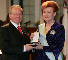 10.JPG (13592 bytes)