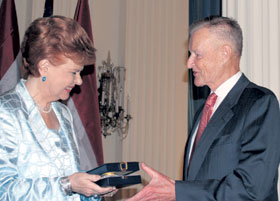 02.JPG (16568 bytes)