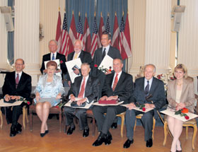 03.JPG (21537 bytes)