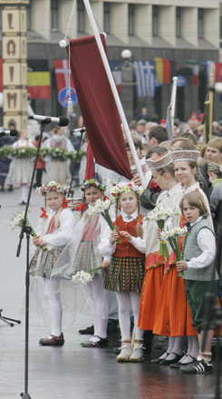 02.JPG (33859 bytes)