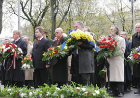 04.JPG (25313 bytes)