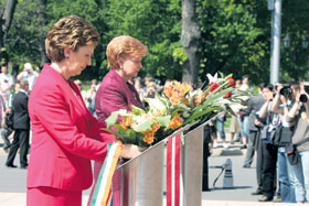 02.JPG (24419 bytes)