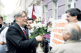 01.JPG (18102 bytes)