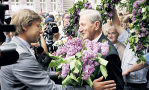 04.JPG (26198 bytes)