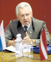 02.JPG (10281 bytes)