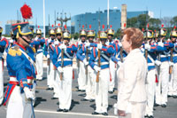 04.JPG (14376 bytes)