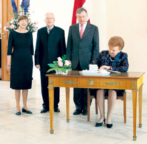 01.JPG (26960 bytes)