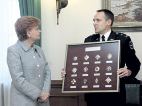 03.JPG (15737 bytes)