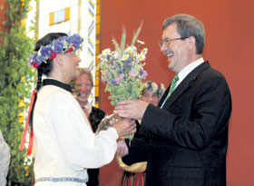 02.JPG (18893 bytes)