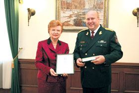 02.JPG (15609 bytes)