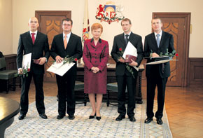 03.JPG (21024 bytes)