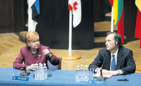 01.JPG (14903 bytes)