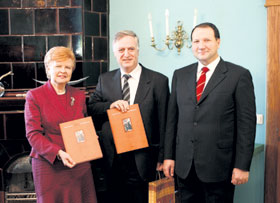 02.JPG (17690 bytes)