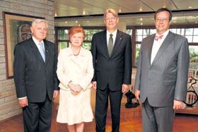 02.JPG (18086 bytes)