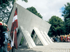 01.JPG (21477 bytes)