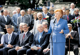 02.JPG (24551 bytes)