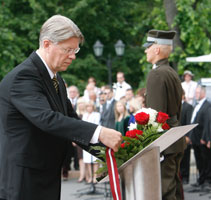 02.JPG (14902 bytes)