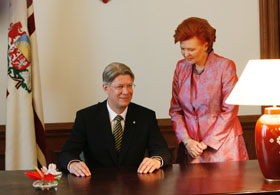 02.JPG (15287 bytes)