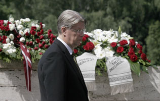 04.JPG (19344 bytes)