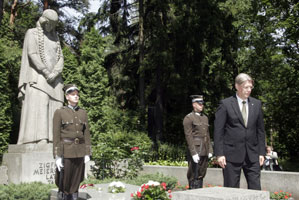 07.JPG (24814 bytes)