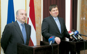 04.JPG (14654 bytes)