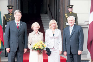 01.JPG (18259 bytes)