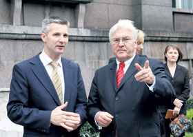 03.JPG (18412 bytes)