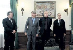 01.JPG (13891 bytes)