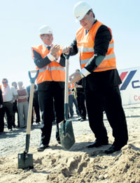 02.JPG (19214 bytes)