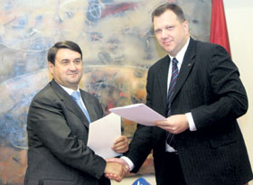 01.JPG (16737 bytes)