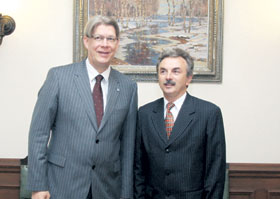 02.JPG (13330 bytes)