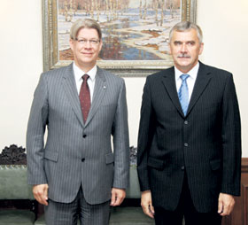 03.JPG (18565 bytes)