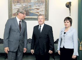 04.JPG (15545 bytes)