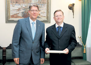 01.JPG (18607 bytes)