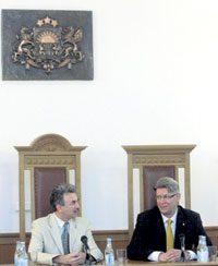 01.JPG (10569 bytes)