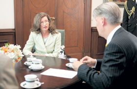 02.JPG (14624 bytes)