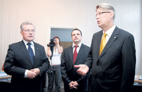 03.JPG (12722 bytes)