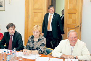 02.JPG (18451 bytes)