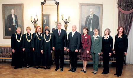 02.JPG (35240 bytes)