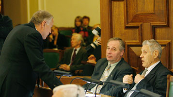 02.JPG (19979 bytes)