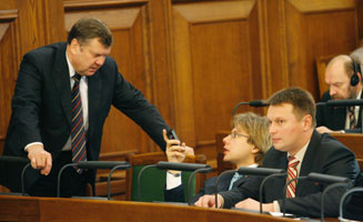 03.JPG (19318 bytes)