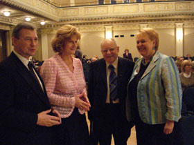 02.JPG (18915 bytes)