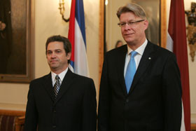 02.JPG (11821 bytes)