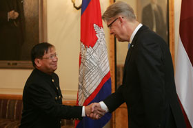 03.JPG (13006 bytes)