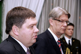 03.JPG (13834 bytes)