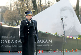 02.JPG (15303 bytes)