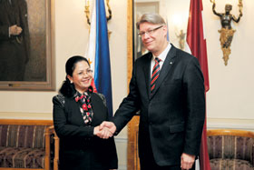 FILIPINA.JPG (16486 bytes)