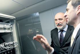 02.JPG (13727 bytes)