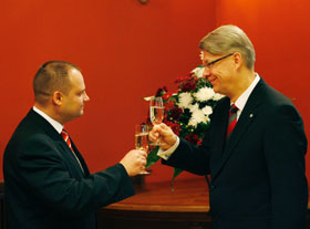 03.JPG (12282 bytes)