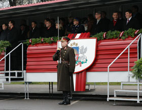 05.JPG (19823 bytes)